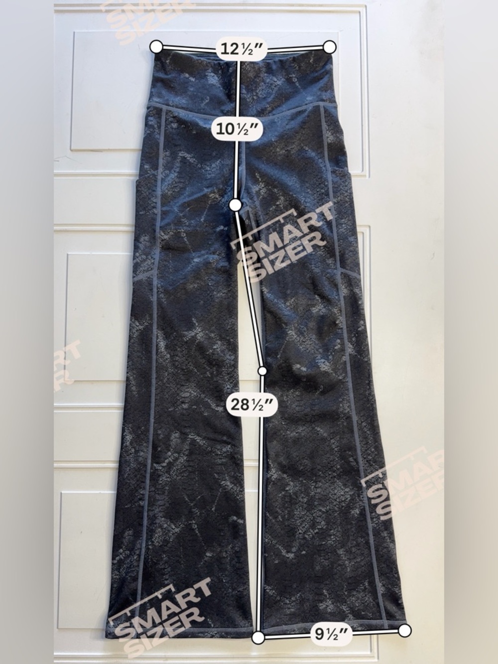 Fabletics Wmns Sz S Short Gray Snakeskin Print Flare Yoga Pants Leggings Pocket - Picture 3 of 6